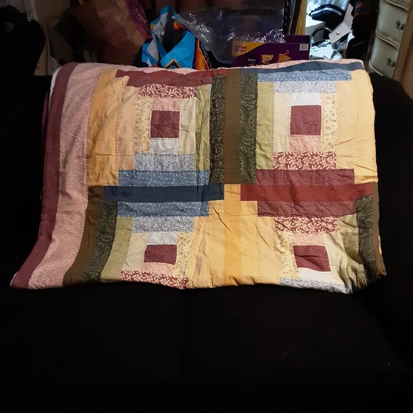 The quilt is a full size and features a vibrant multicolor design - Picture 7 of 8